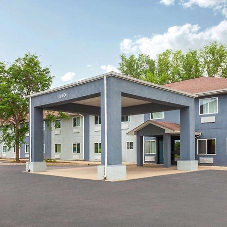 Super 8 By Wyndham Mchenry Fox Lake Area Εξωτερικό φωτογραφία