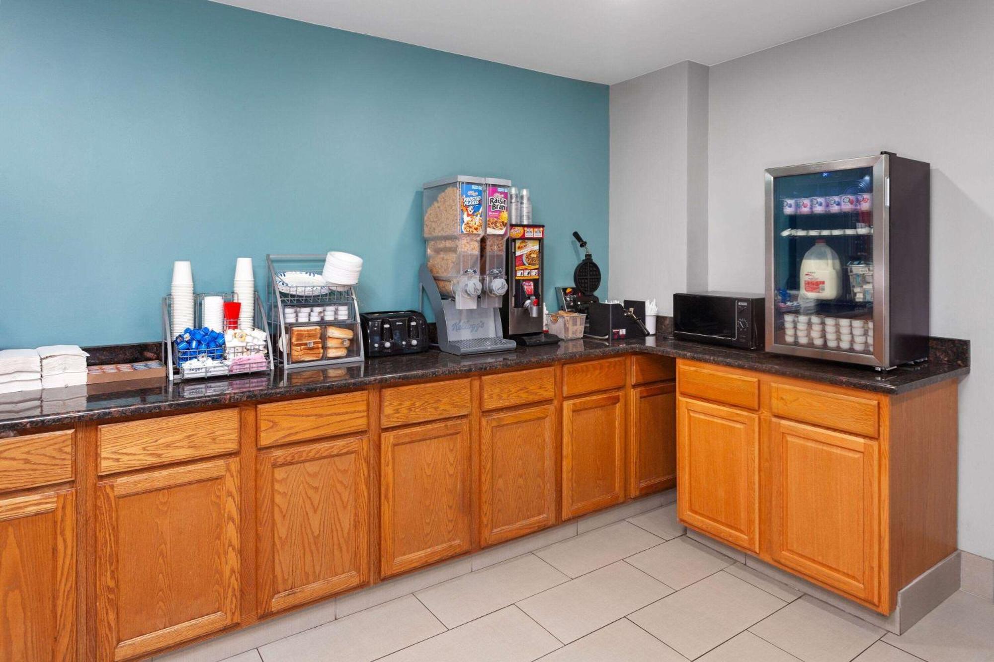 Super 8 By Wyndham Mchenry Fox Lake Area Εξωτερικό φωτογραφία