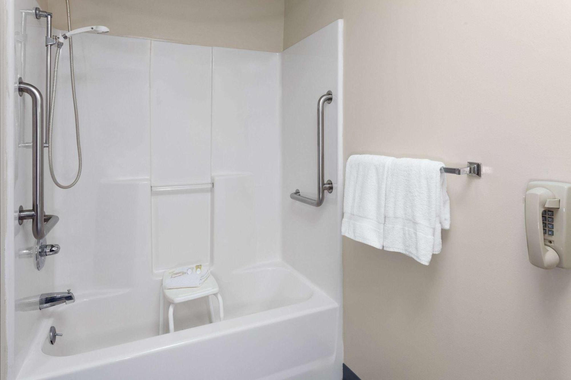 Super 8 By Wyndham Mchenry Fox Lake Area Εξωτερικό φωτογραφία
