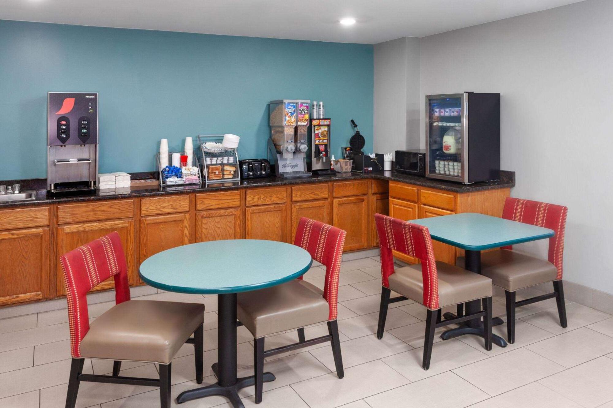 Super 8 By Wyndham Mchenry Fox Lake Area Εξωτερικό φωτογραφία