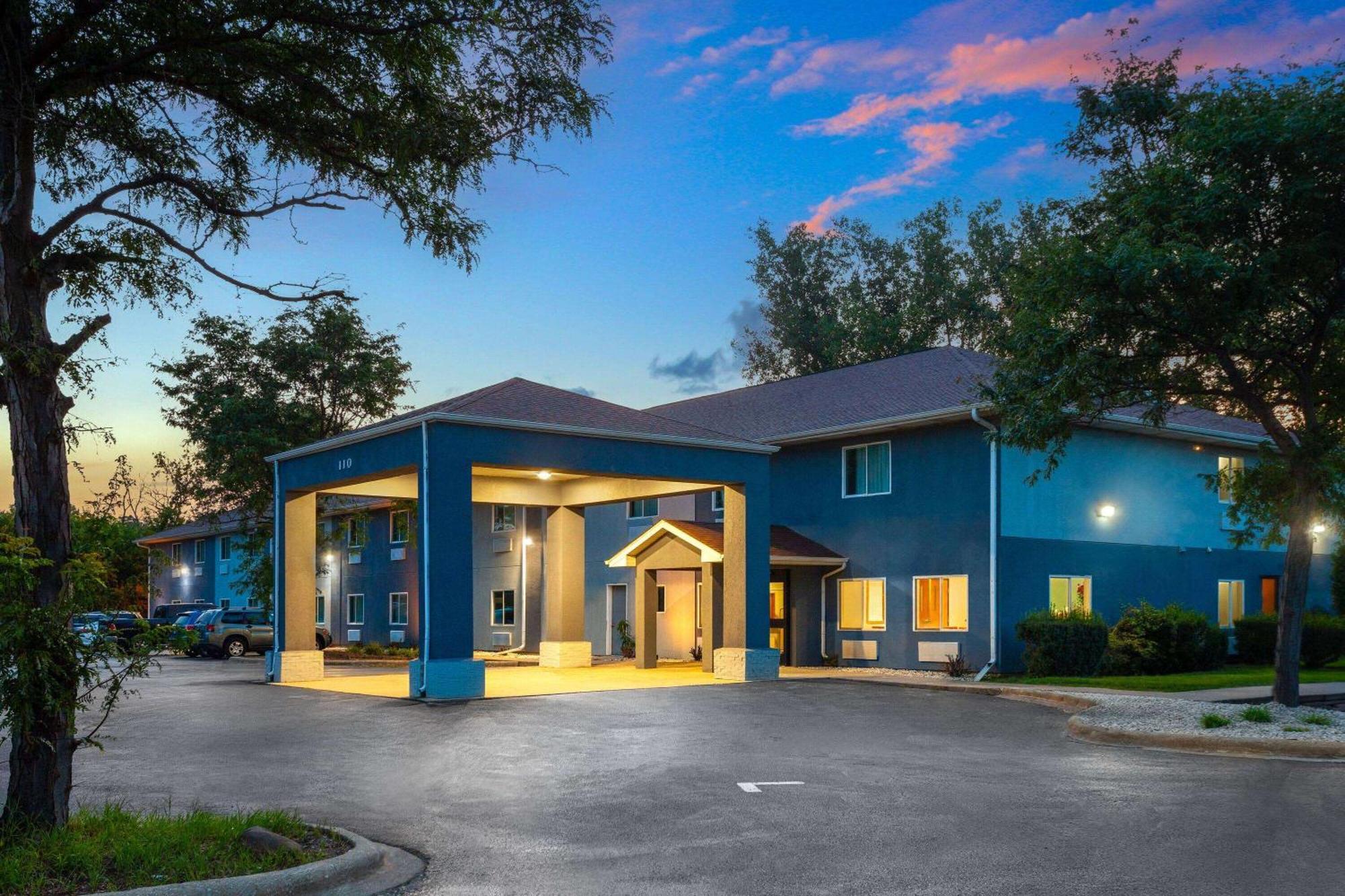 Super 8 By Wyndham Mchenry Fox Lake Area Εξωτερικό φωτογραφία