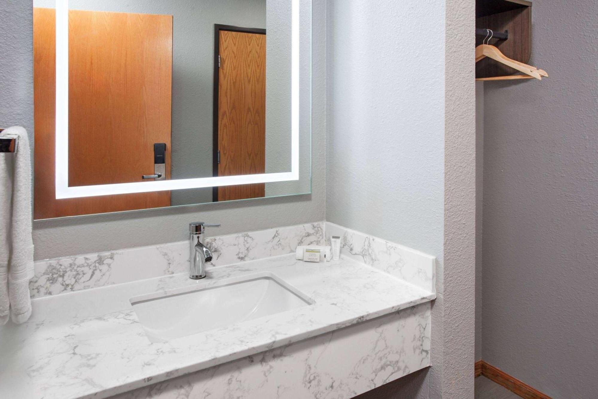 Super 8 By Wyndham Mchenry Fox Lake Area Εξωτερικό φωτογραφία