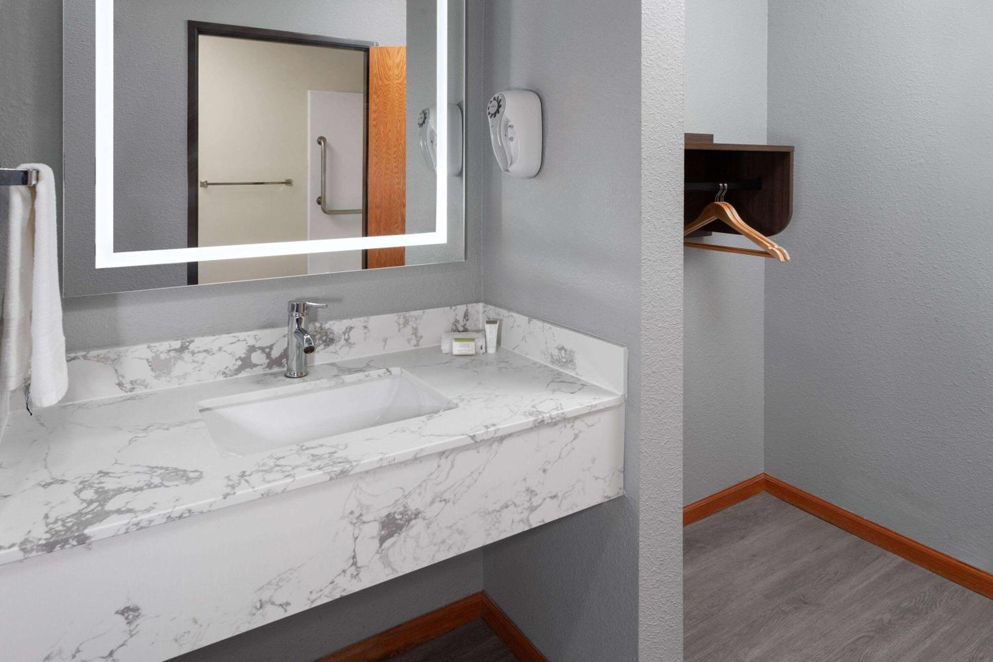 Super 8 By Wyndham Mchenry Fox Lake Area Εξωτερικό φωτογραφία